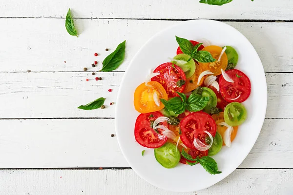 Insalata Pomodoro Con Pesto Cipolla Basilico Fondo Legno Bianco Vista — Foto Stock