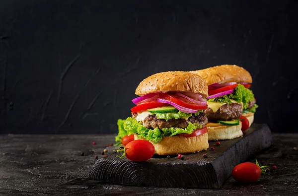 Hamburger Con Hamburger Carne Manzo Verdure Fresche Sfondo Scuro Cibo — Foto Stock