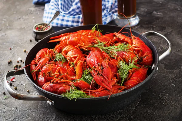 Des Écrevisses Crawfish Bouillis Rouges Sur Table Dans Style Rustique — Photo