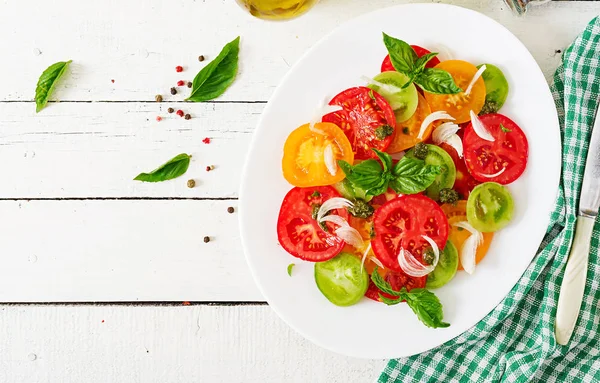 Tomatensalade Met Basilicum Pesto Witte Houten Achtergrond Met Groene Servet — Stockfoto