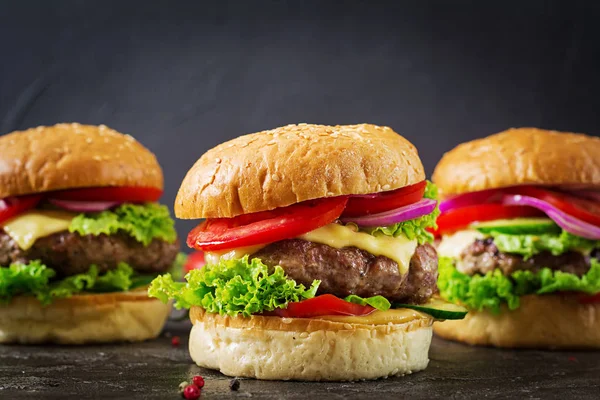 Hamburger Sığır Eti Burger Koyu Arka Plan Üzerinde Taze Sebze — Stok fotoğraf