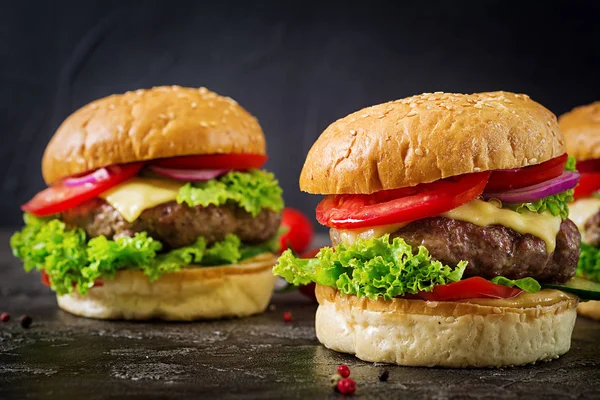 Koyu Arka Plan Üzerinde Taze Sebze Sığır Eti Burger Hamburger — Stok fotoğraf