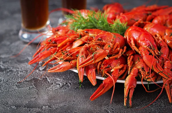 Close Lagostins Cozidos Vermelhos Mesa Com Copos Cerveja — Fotografia de Stock