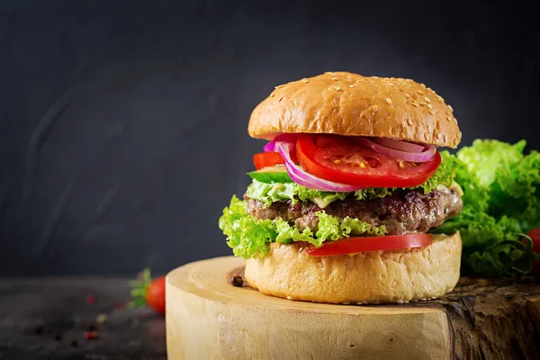 Hamburger Marha Hús Burger Friss Zöldségek Sötét Háttér Előtt Finom — Stock Fotó