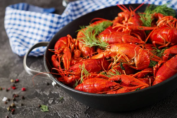 Des Écrevisses Crawfish Bouillis Rouges Sur Table Dans Style Rustique — Photo