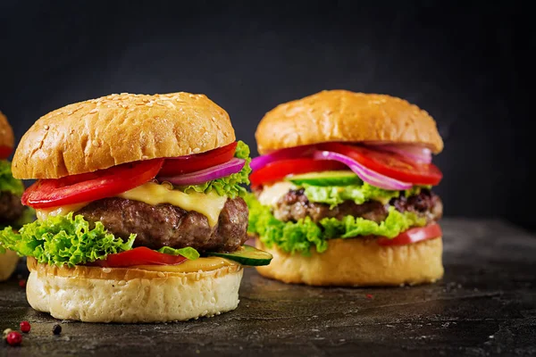 Hamburger Hovězím Masem Burger Čerstvá Zelenina Tmavém Pozadí Chutné Jídlo — Stock fotografie