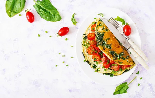 Omelette Mit Tomaten Spinat Und Grüner Zwiebel Auf Weißem Teller — Stockfoto