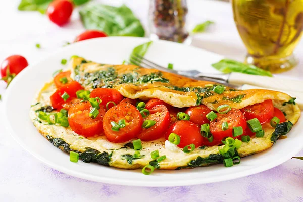 Omelet Met Tomaten Spinazie Groene Witte Plaat Close — Stockfoto