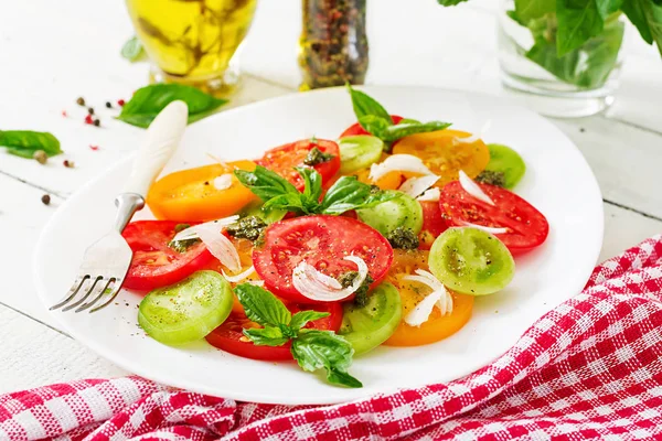 Colored Tomato Salad Onion Basil Pesto Vegan Food — Stock Photo, Image