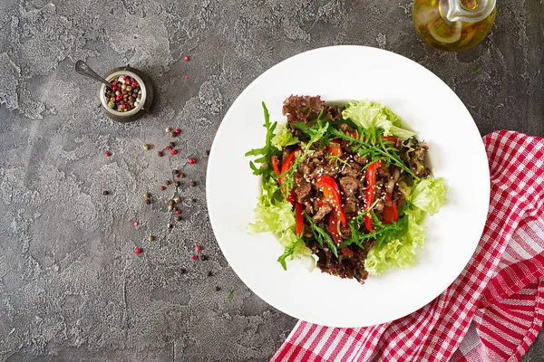 Gezonde Salade Bowl Met Rundvlees Paprika Uien Gemengde Groenen Sla — Stockfoto