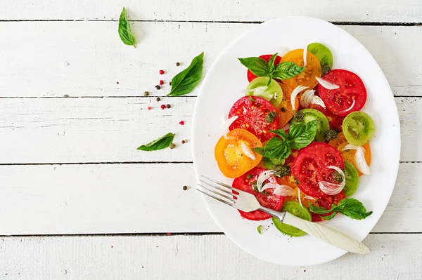 Ensalada Tomate Coloreada Con Pesto Cebolla Albahaca Comida Vegana Vista —  Fotos de Stock