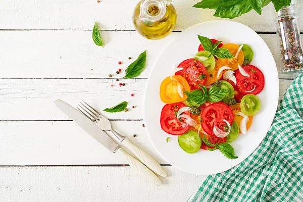 Salade Tomates Avec Oignon Pesto Basilic Sur Fond Blanc Bois — Photo