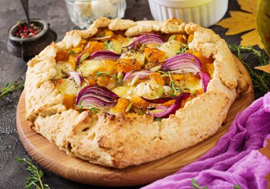 Koyu arka plan üzerinde kabak ve mozzarella peynirli Galette'ye pasta. Şükran günü yemeği.