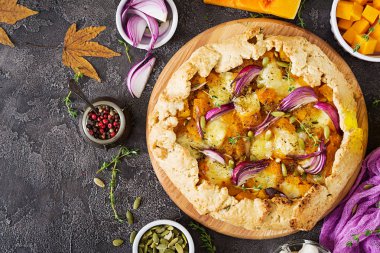 Koyu arka plan üzerinde kabak ve mozzarella peynirli Galette'ye pasta. Şükran günü yemeği. Üstten görünüm.