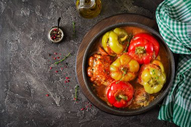 Kıyılmış et ve Buğday lapası ile biber dolması. Lezzetli yemekler. Düz yatıyordu. Üstten görünüm