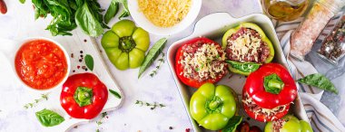 Kıyılmış et ile doldurulmuş biber hazırlanması için malzemeler bir