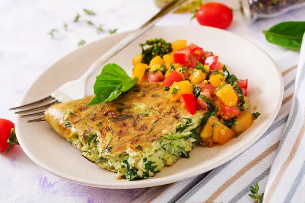 Frittata Con Calabacín Queso Albahaca Salsa Tomates Desayuno Útil Tortilla —  Fotos de Stock