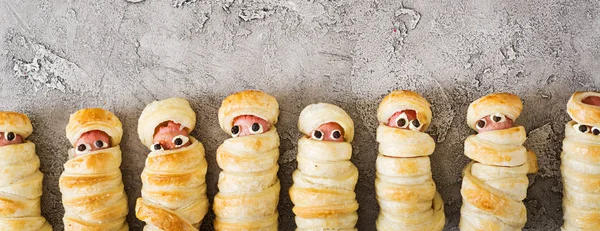 Momias Salchichas Asustadizas Masa Con Ojos Divertidos Mesa Comida Halloween —  Fotos de Stock