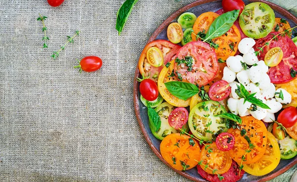 Színes Paradicsom Saláta Mozzarella Sajt Bazsalikommal Caprese Saláta Vegetáriánus Étel — Stock Fotó
