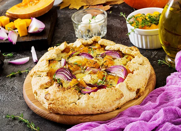 Galette Paj Med Pumpa Och Mozzarella Ost Mörk Bakgrund Thanksgiving — Stockfoto