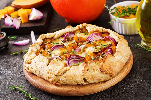 Galette Taart Met Pompoen Mozzarella Kaas Donkere Achtergrond Thanksgiving Day — Stockfoto