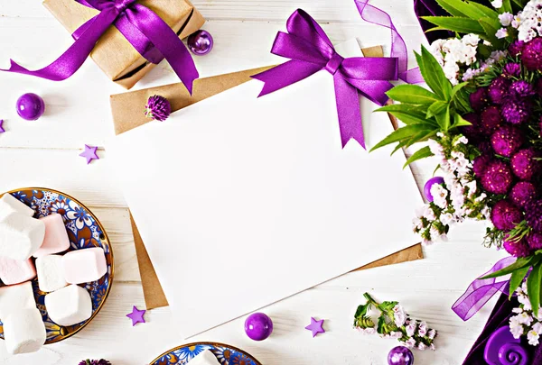 Burlarse Tarjetas Flores Caja Regalo Cinta Violeta Tela Acostada Sobre — Foto de Stock