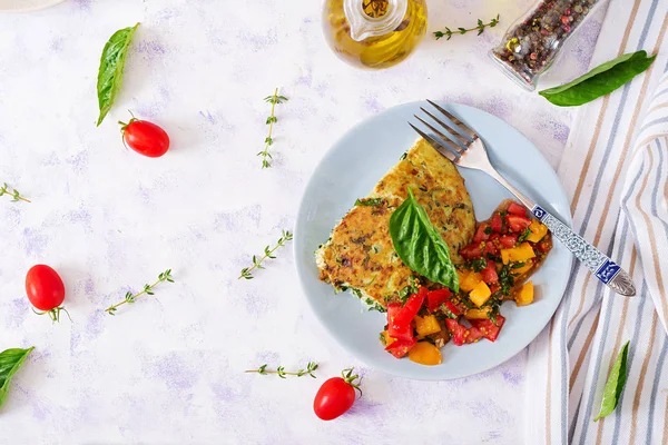 Frittata Med Zucchini Ost Basilika Och Salsa Från Tomater Nyttig — Stockfoto