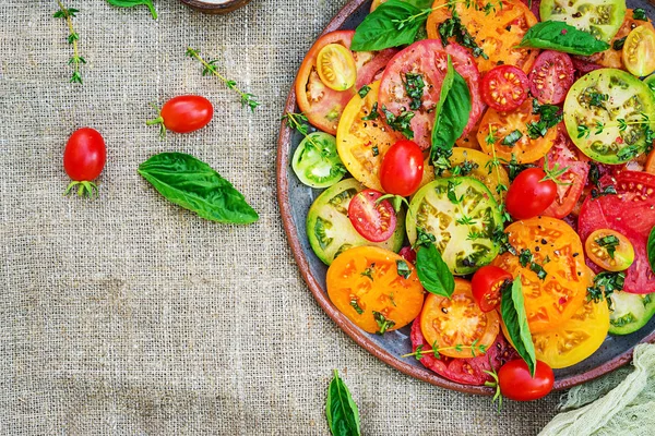 Gekleurde Tomaten Salade Met Uien Basilicum Veganistisch Eten Bovenaanzicht Plat — Stockfoto