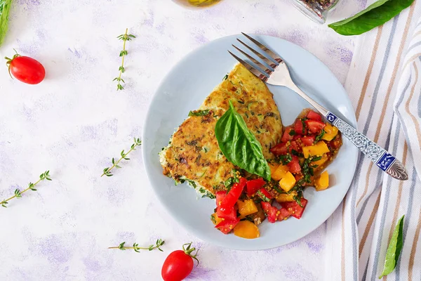 Frittata Con Calabacín Queso Albahaca Salsa Tomates Desayuno Útil Tortilla —  Fotos de Stock