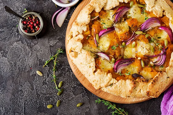 Galette Taart Met Pompoen Mozzarella Kaas Donkere Achtergrond Thanksgiving Day — Stockfoto