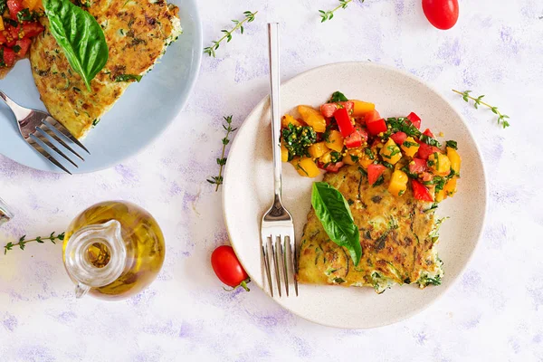 Frittata Mit Zucchini Käse Basilikum Und Salsa Aus Tomaten Nützliches — Stockfoto