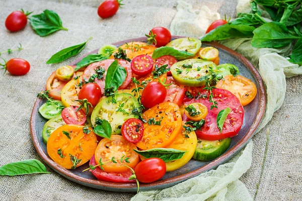 Ensalada Tomates Coloreados Con Cebolla Albahaca Comida Vegana —  Fotos de Stock