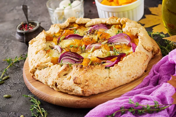 Koyu Arka Plan Üzerinde Kabak Mozzarella Peynirli Galette Pasta Şükran — Stok fotoğraf