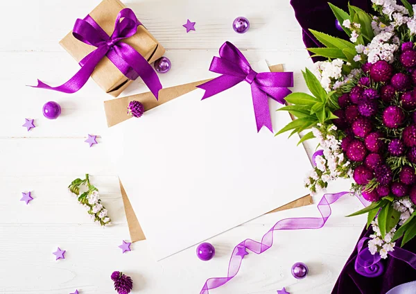 Burlarse Tarjetas Flores Caja Regalo Cinta Violeta Tela Acostada Sobre — Foto de Stock