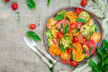 Renkli domates salatası soğan ve fesleğen. Vegan gıda. Üstten görünüm. Düz yatıyordu