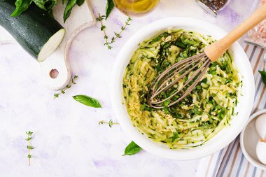 Frittata kabak, peynir ve fesleğen ile yemek pişirmek için malzemeler. Yararlı kahvaltı. İtalyan omleti. Üstten görünüm. Düz yatıyordu.