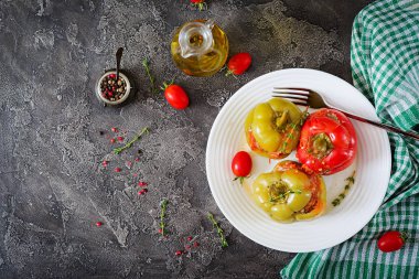 Kıyılmış et ve Buğday lapası ile biber dolması. Lezzetli yemekler. Düz yatıyordu. Üstten görünüm