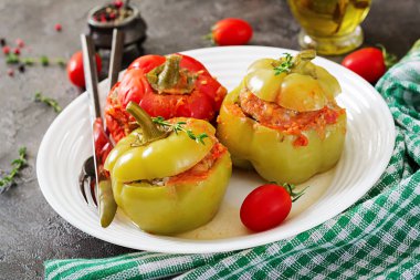 Kıyılmış et ve Buğday lapası ile biber dolması. Lezzetli yemekler.