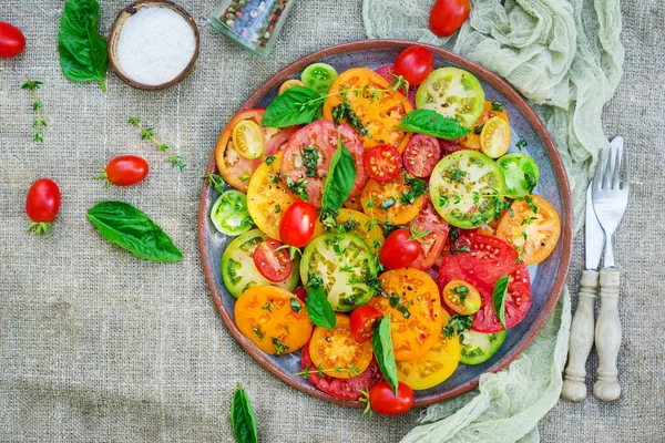 彩色西红柿沙拉配洋葱和罗勒 纯素食的食物 顶部视图 — 图库照片