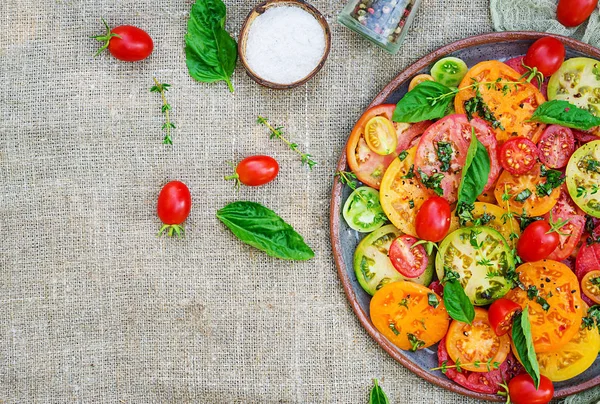 Ensalada Tomates Coloreados Con Cebolla Albahaca Comida Vegana Vista Superior —  Fotos de Stock