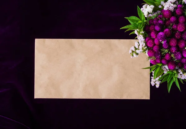 Mockup Com Envelope Papel Flores Fundo Escuro Mínimo Estilo Flat — Fotografia de Stock