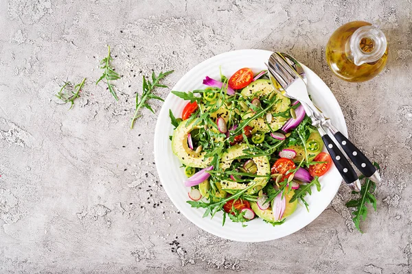 节食菜单 健康沙拉的新鲜蔬菜 西红柿 芝麻菜 萝卜和种子的碗 纯素食的食物 顶部视图 — 图库照片