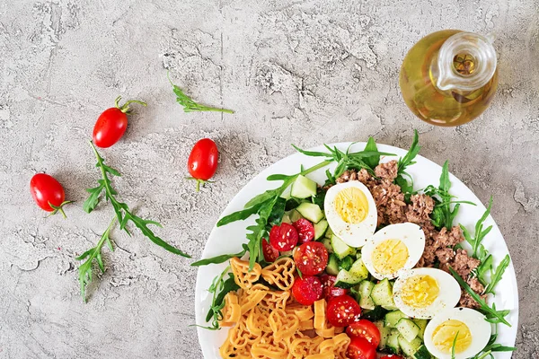 意大利面沙拉 新鲜蔬菜 鸡蛋和金枪鱼在一个白色的碗 午餐食物 顶部视图 — 图库照片