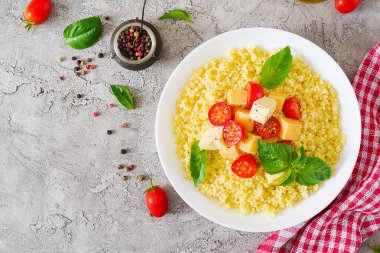 Darı püresi Peynir, tereyağı ve fesleğen beyaz kase. Lezzetli yemekler. Kahvaltı. Üstten görünüm. Düz yatıyordu