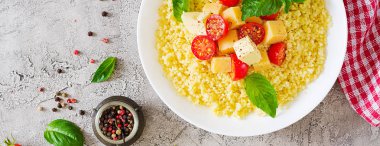 Darı püresi Peynir, tereyağı ve fesleğen beyaz kase. Lezzetli yemekler. Kahvaltı. Afiş. Üstten görünüm. Düz yatıyordu