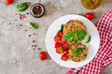 Pirinç, nohut ve otlar ile baharatlı vejetaryen burger. Salata Domates ve fesleğen. Vejetaryen yiyecekler. Üstten görünüm. Düz yatıyordu