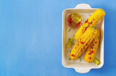 Izgara Mısır Meksika sos, biber ve limon mavi arka plan ile. Sağlıklı yaz yiyecek. Üstten görünüm. Düz yatıyordu