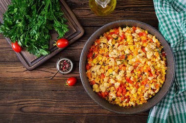 Meksika biber tavuk tatlı biber ve Mısır üzerinden. Chilli con carne. Meksika, Teksaslı mutfağı. Üstten görünüm. Düz yatıyordu