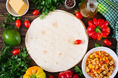 Mexican Quesadilla tavuk, Mısır ve tatlı biber ve domates sosu ile sarın. Üstten görünüm. Mockup. Düz yatıyordu