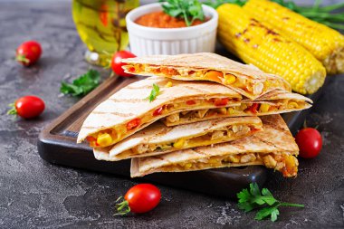 Mexican Quesadilla şal tavuk, Mısır ve tatlı biber ve domates sosu ile